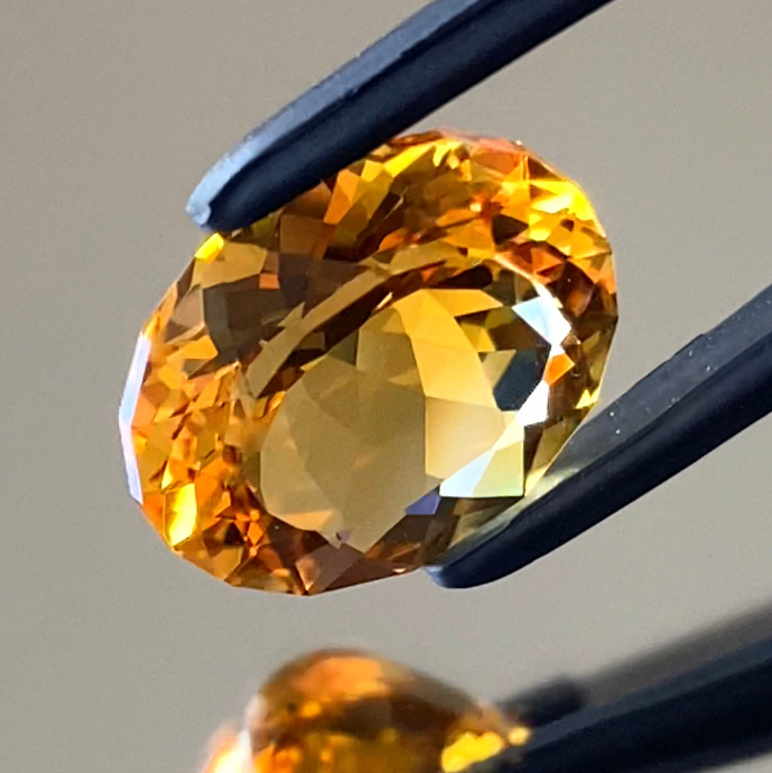 ウイスキーのような美色に酔う🥃師匠お得意のファンシーオーバルがキラキラ✨シトリン4.97ct