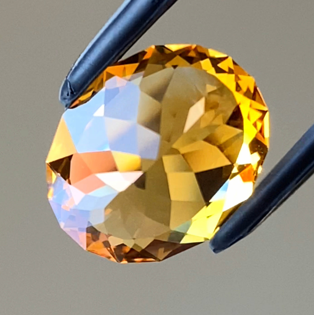 ウイスキーのような美色に酔う🥃師匠お得意のファンシーオーバルがキラキラ✨シトリン4.97ct