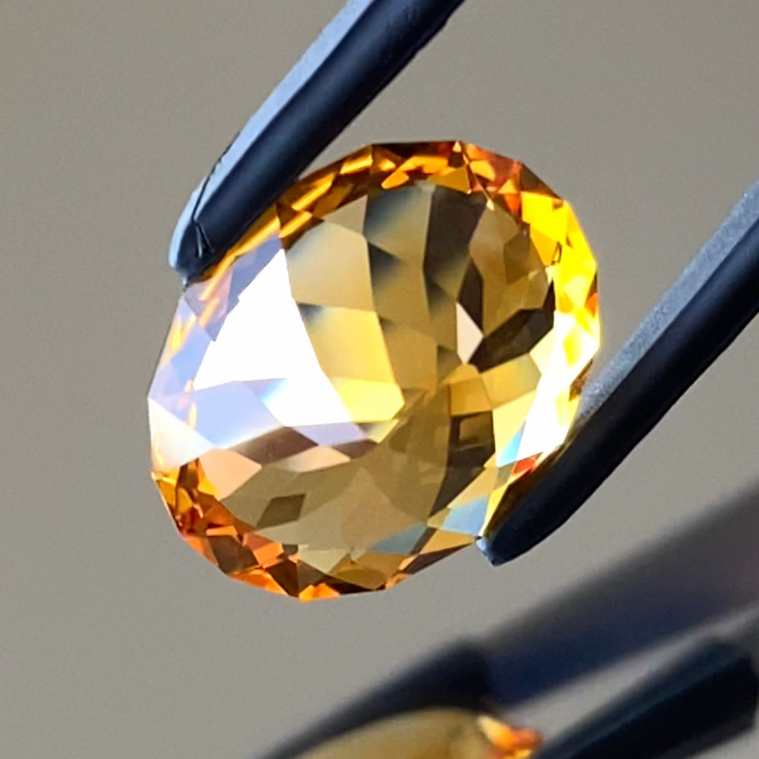 ウイスキーのような美色に酔う🥃師匠お得意のファンシーオーバルがキラキラ✨シトリン4.97ct