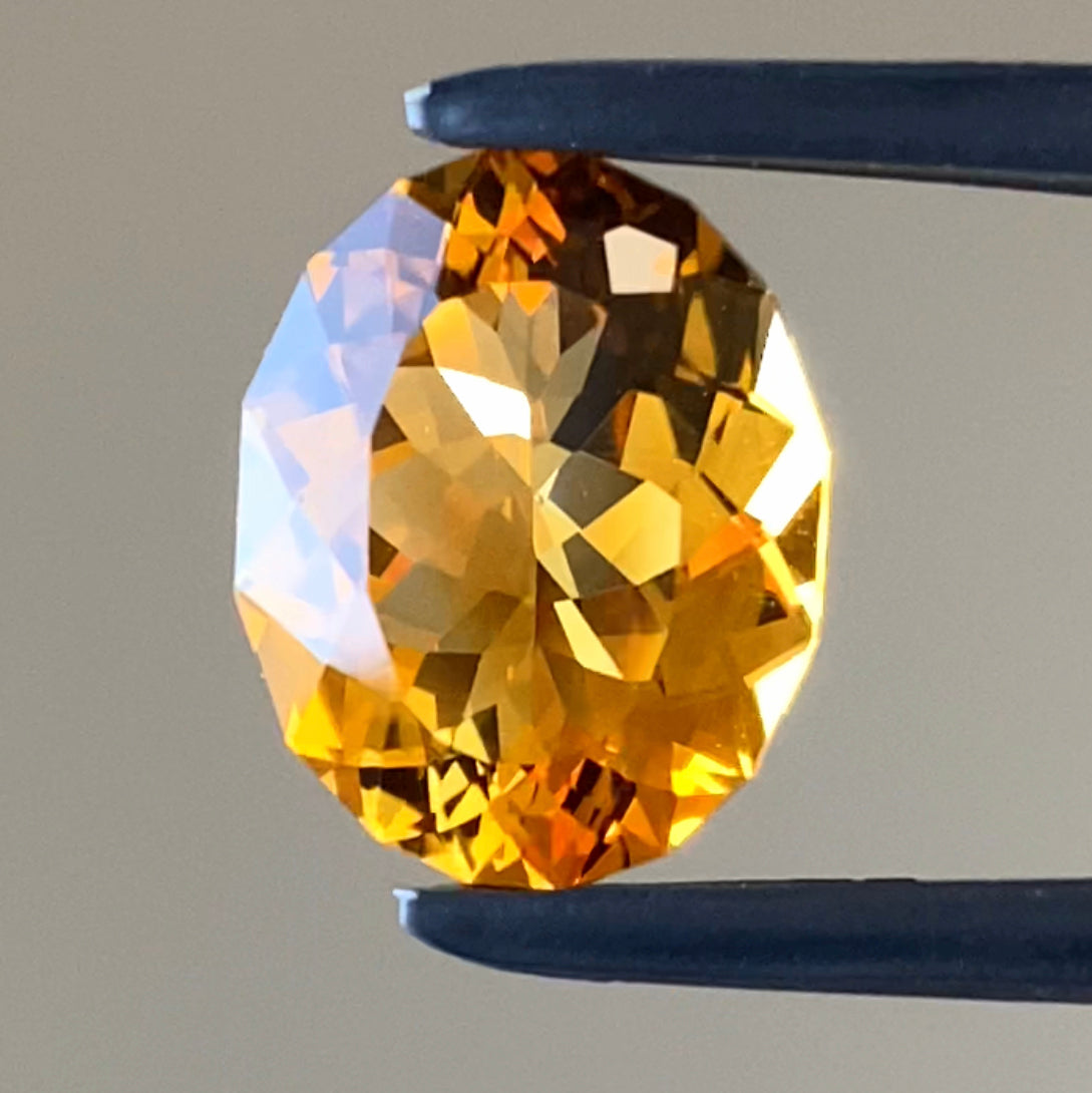 ウイスキーのような美色に酔う🥃師匠お得意のファンシーオーバルがキラキラ✨シトリン4.97ct