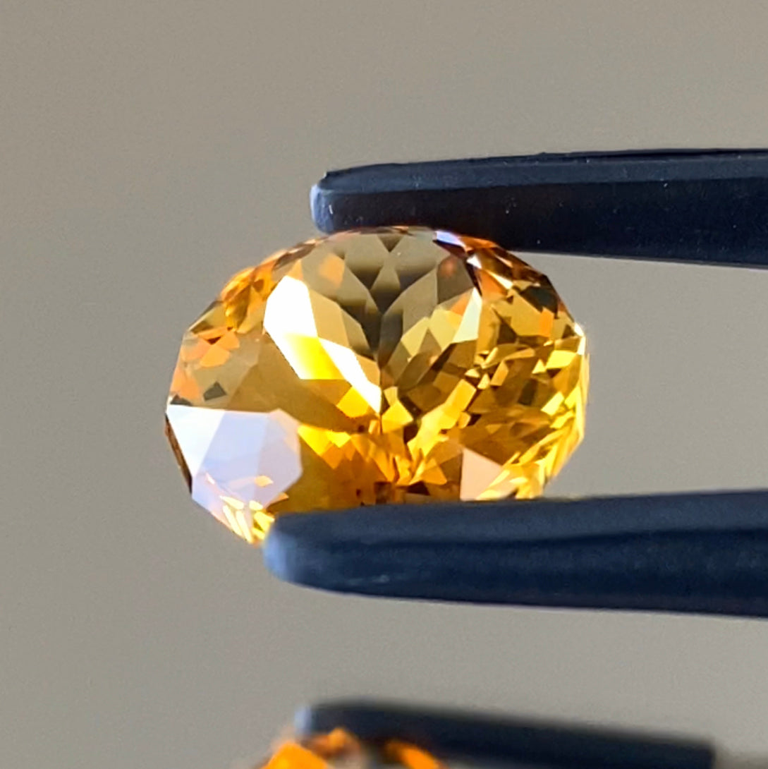 ウイスキーのような美色に酔う🥃師匠お得意のファンシーオーバルがキラキラ✨シトリン4.97ct