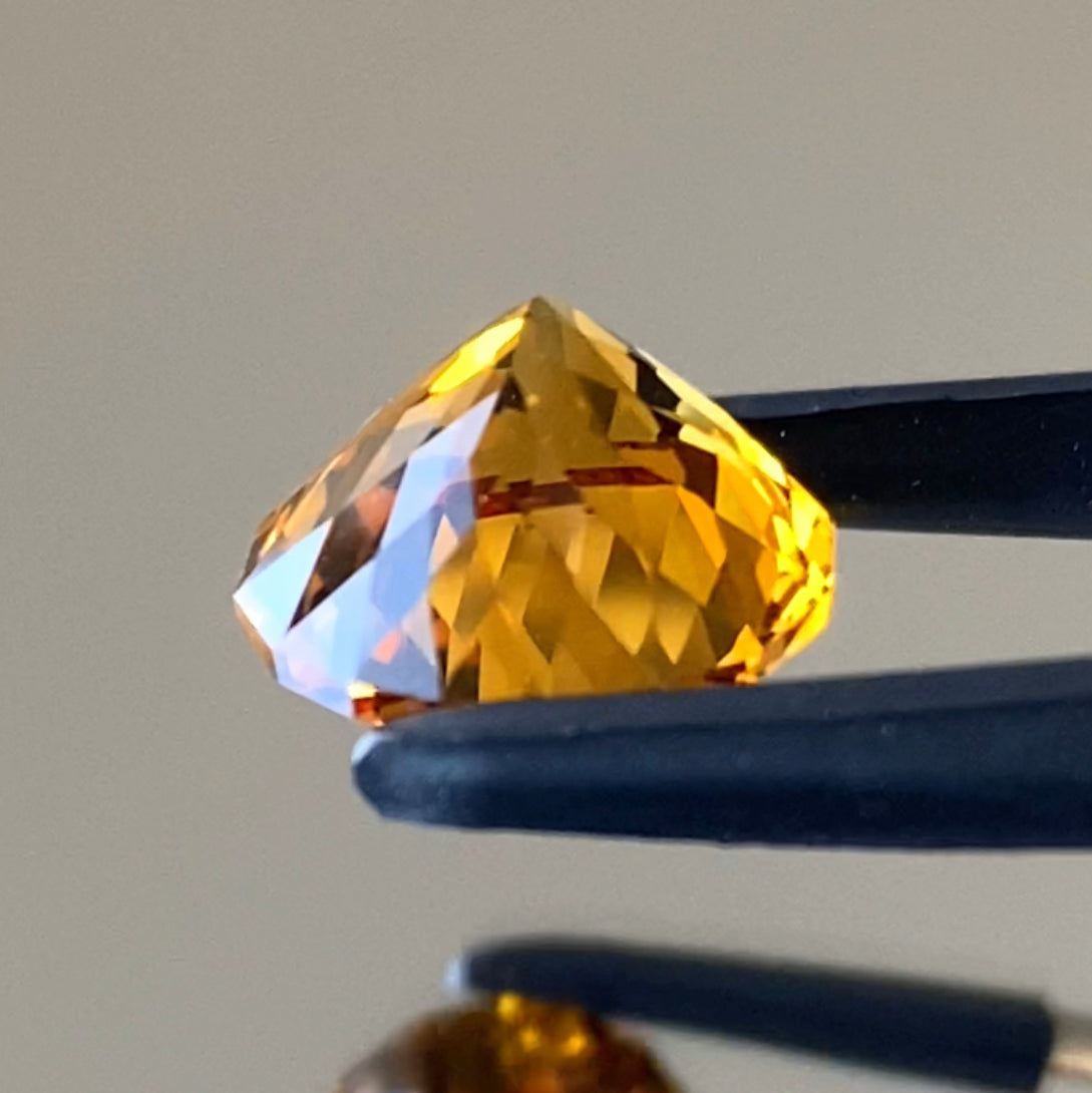 ウイスキーのような美色に酔う🥃師匠お得意のファンシーオーバルがキラキラ✨シトリン4.97ct