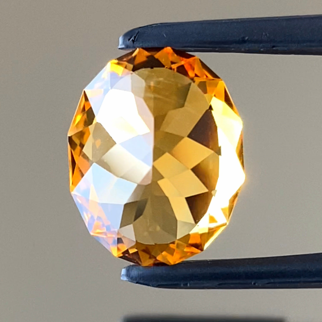 ウイスキーのような美色に酔う🥃師匠お得意のファンシーオーバルがキラキラ✨シトリン4.97ct