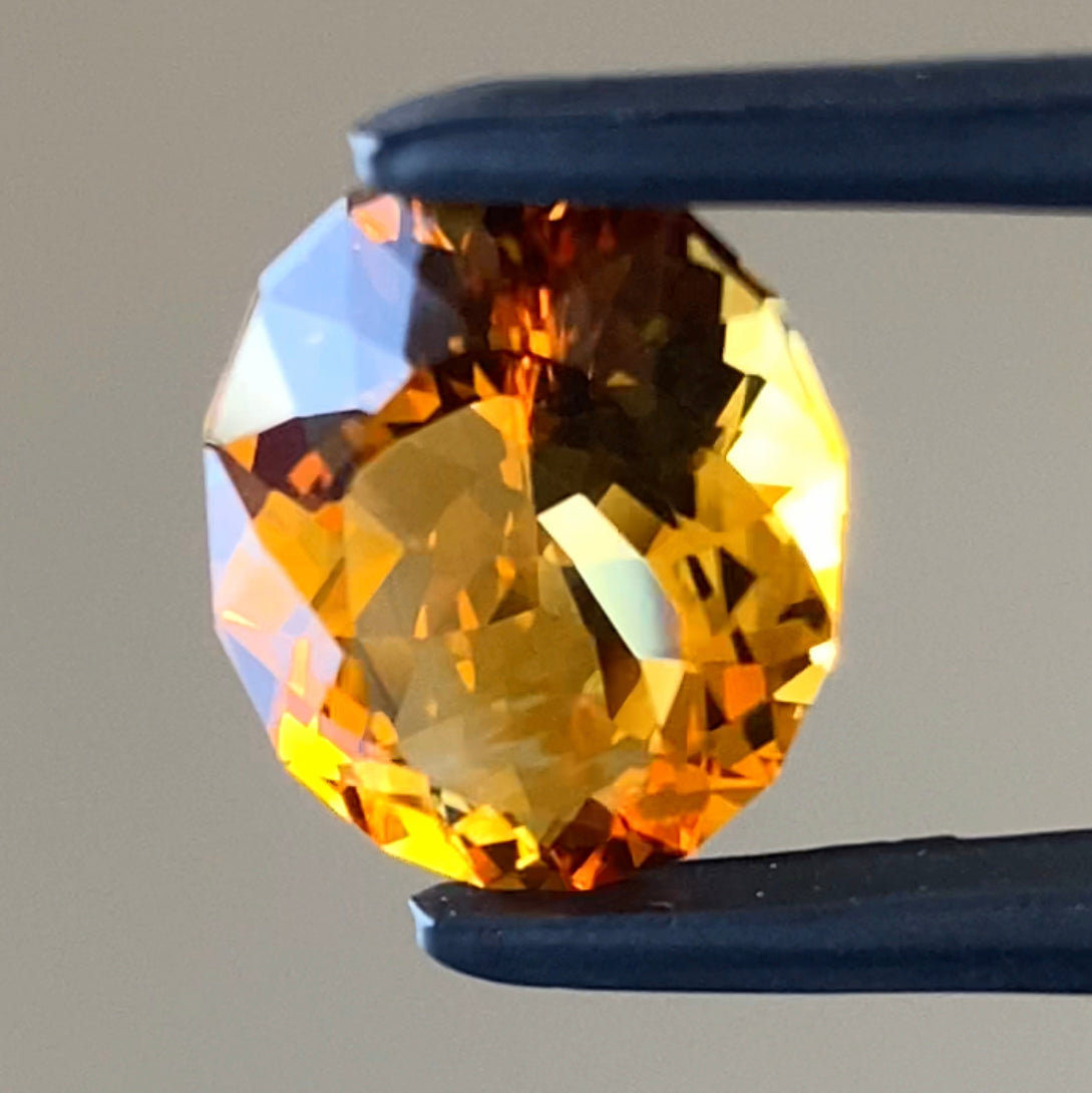 ウイスキーのような美色に酔う🥃師匠お得意のファンシーオーバルがキラキラ✨シトリン4.97ct