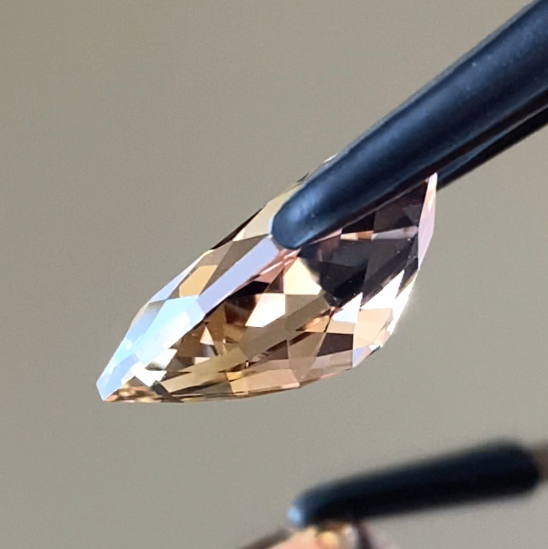 惹き込まれる感覚❗️師匠マジックのかかった魅惑のファンシーペアシェイプ✨シトリン4.62ct