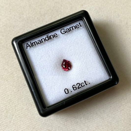 アルマンディンガーネット0.62ct💎レイちゃん作品