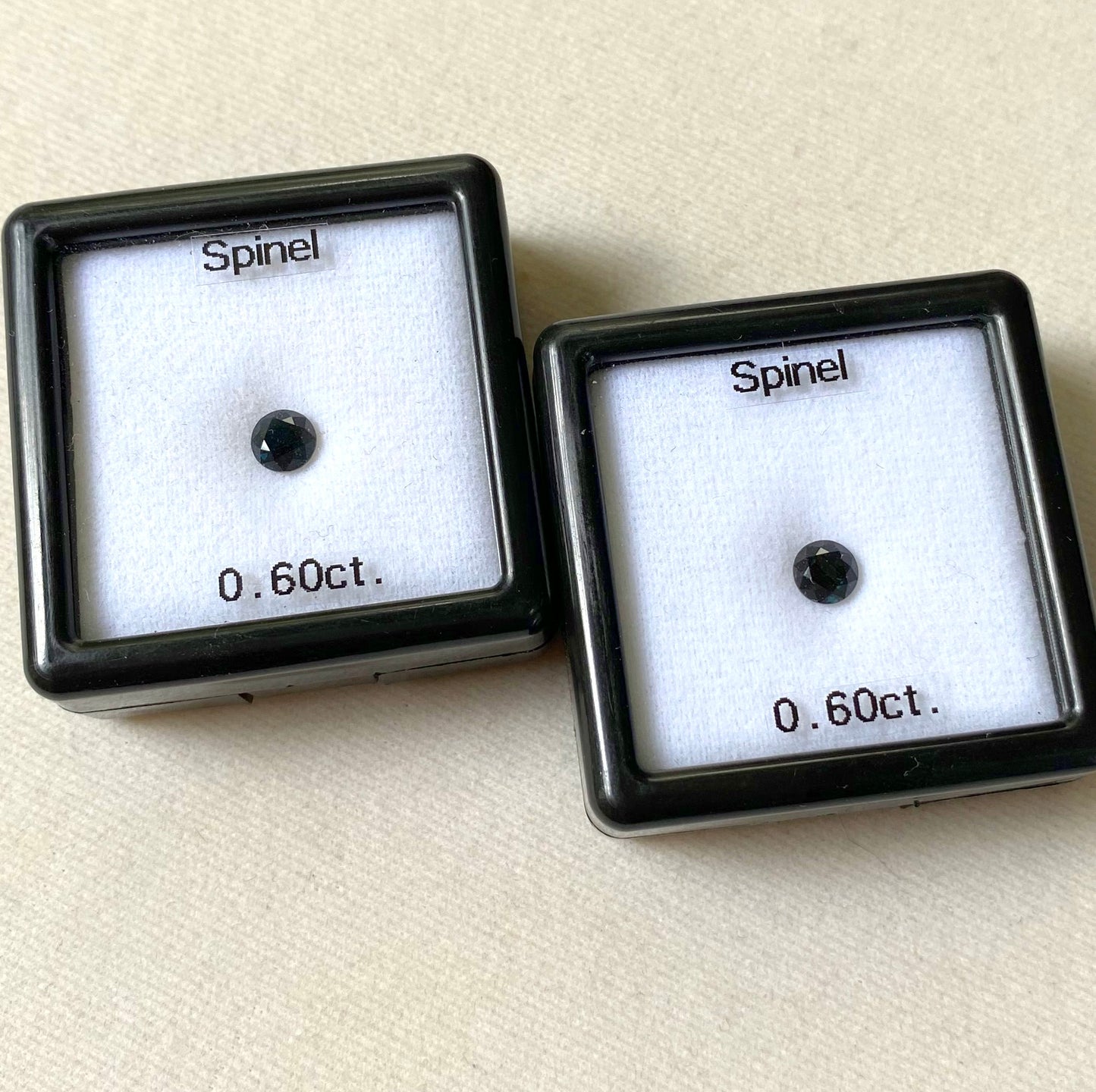 ビカッと美色出現✨ティール系グリーンブルーの双子ラウンドスピネル0.60ct×2個セット💎💎ピアッちゃん作品【コランダム夏祭り特別価格❗️】