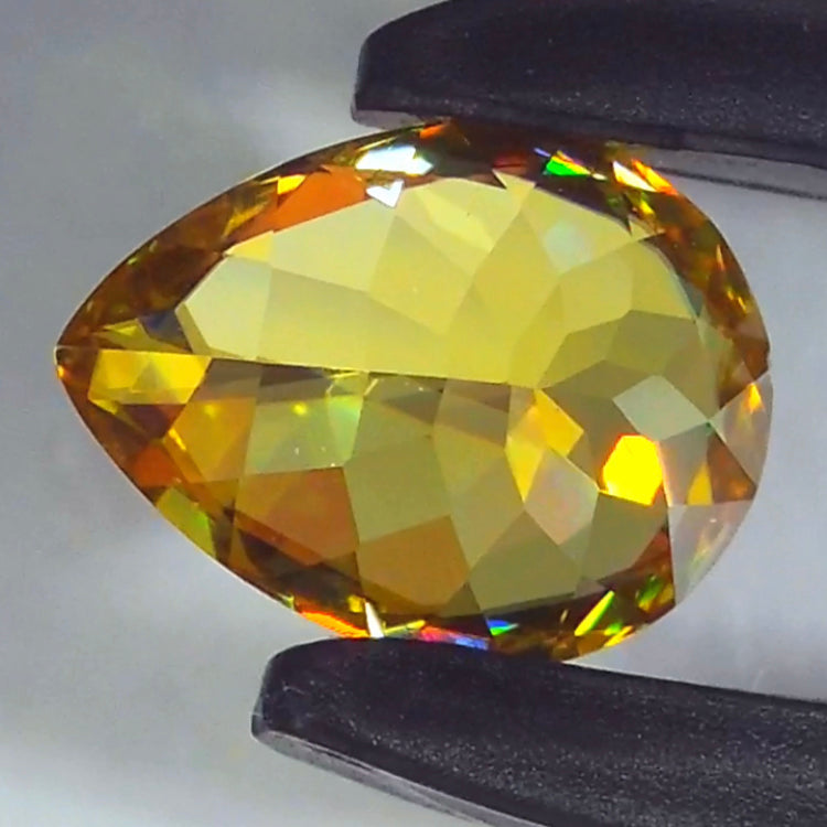 新作❗️ヤバい系の輝き✨マダガスカル産スフェーン0.58ct💎ピアっちゃん作品✨"GemTreeLive⚡️"からAuctionでご紹介🙌こちらは本日22:10終了となります⏰