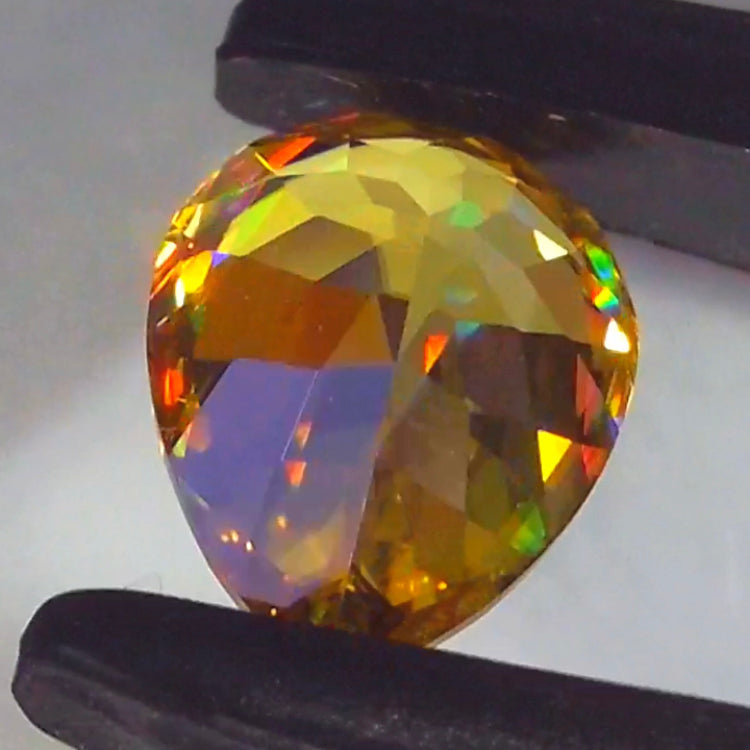 新作❗️ヤバい系の輝き✨マダガスカル産スフェーン0.58ct💎ピアっちゃん作品✨"GemTreeLive⚡️"からAuctionでご紹介🙌こちらは本日22:10終了となります⏰