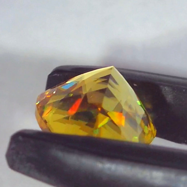 新作❗️ヤバい系の輝き✨マダガスカル産スフェーン0.58ct💎ピアっちゃん作品✨"GemTreeLive⚡️"からAuctionでご紹介🙌こちらは本日22:10終了となります⏰