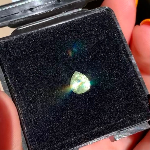 【“みどりの日”特別オークションその4】UVガーネット0.88ct★ピアッちゃん作品