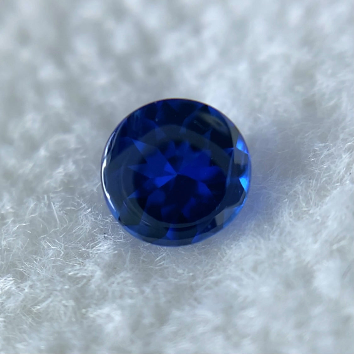 美色ブルーの可愛いバフトップラウンド★カイヤナイト 0.17ct 吉村&ゲオちゃん作品