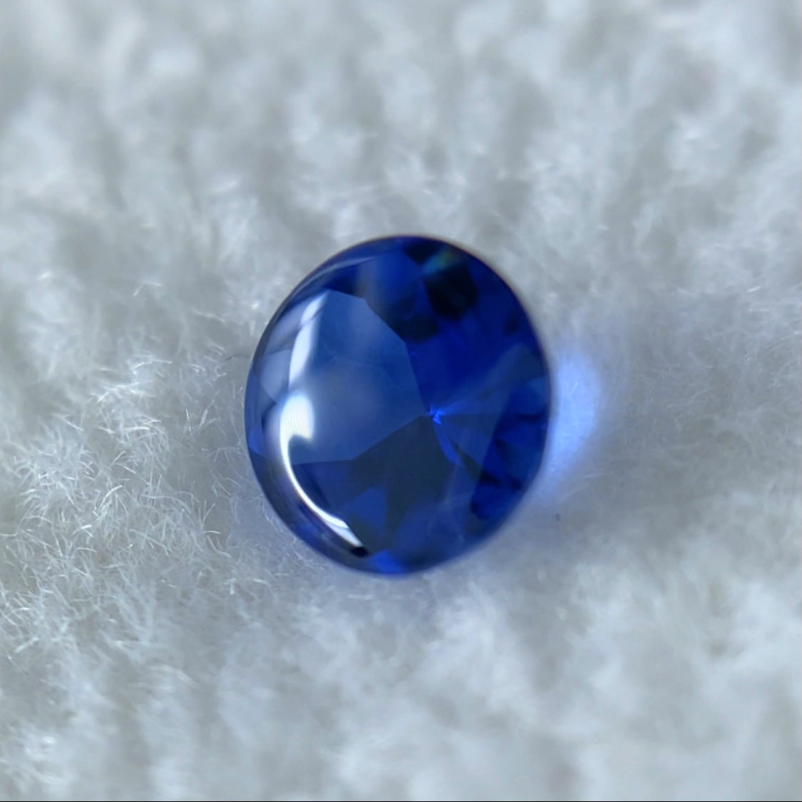 美色ブルーの可愛いバフトップラウンド★カイヤナイト 0.17ct 吉村&ゲオちゃん作品
