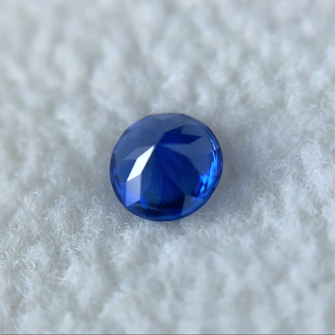 美色ブルーの可愛いバフトップラウンド★カイヤナイト 0.17ct 吉村&ゲオちゃん作品