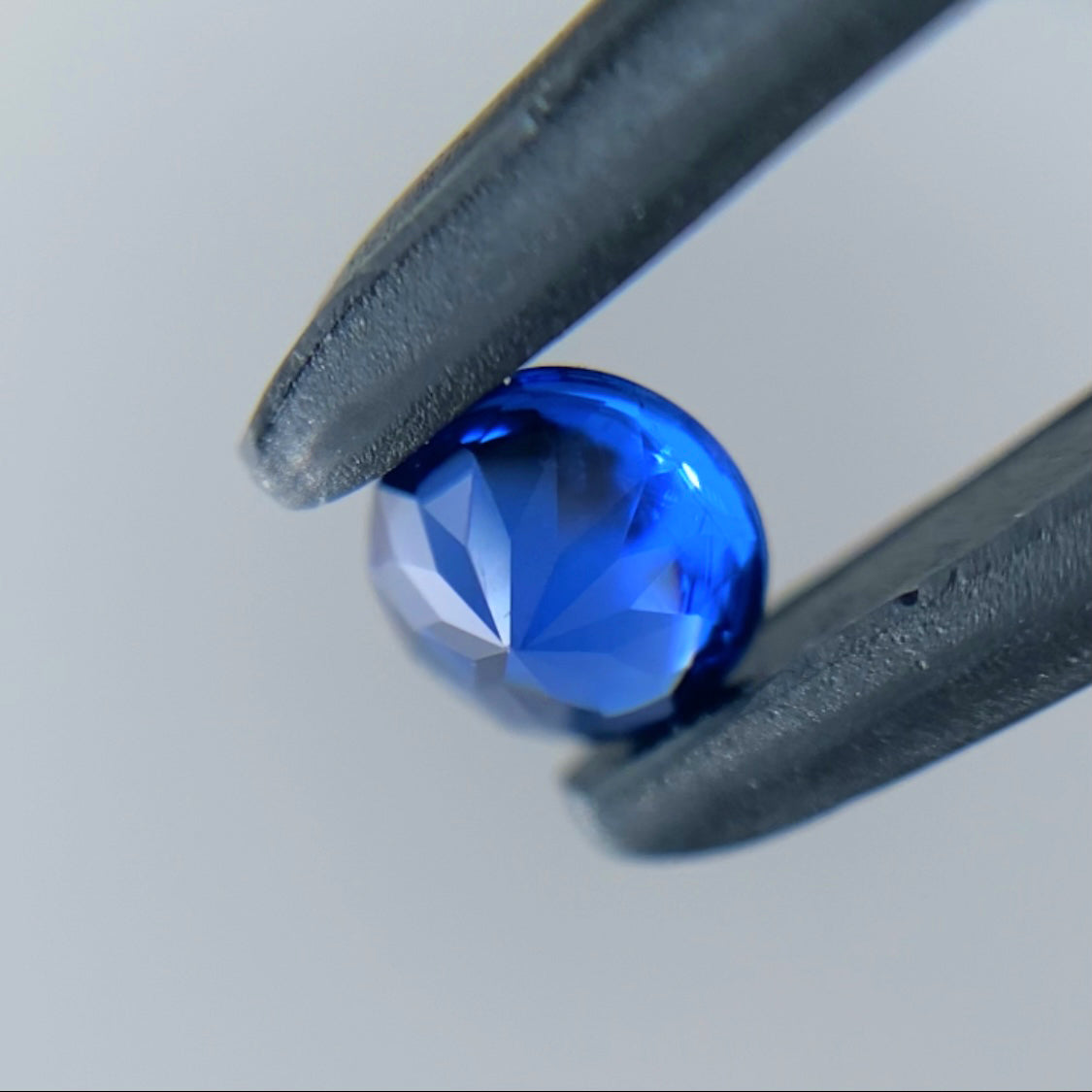 美色ブルーの可愛いバフトップラウンド★カイヤナイト 0.17ct 吉村&ゲオちゃん作品