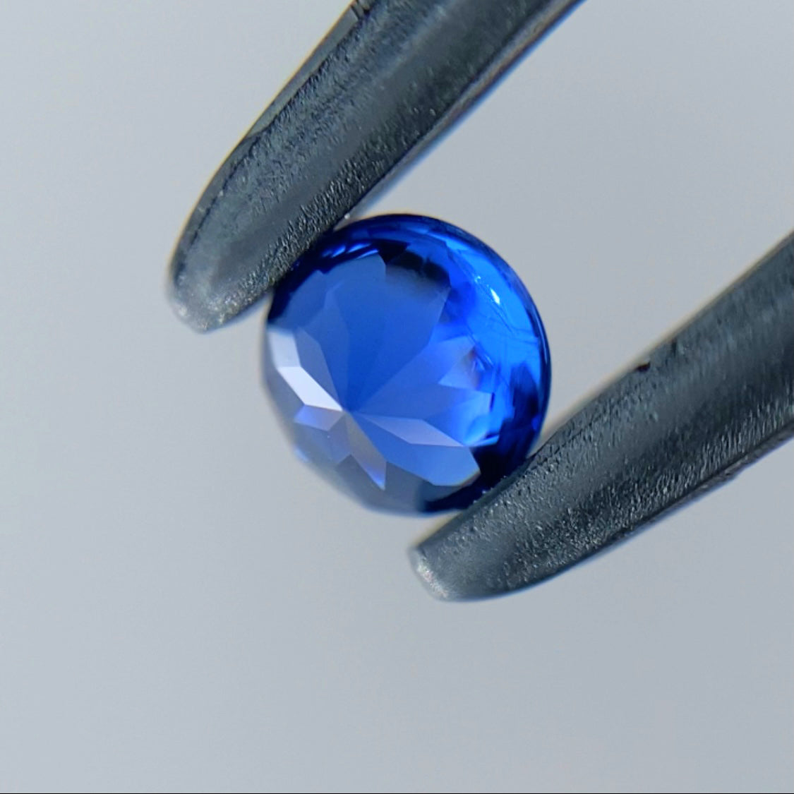 美色ブルーの可愛いバフトップラウンド★カイヤナイト 0.17ct 吉村&ゲオちゃん作品