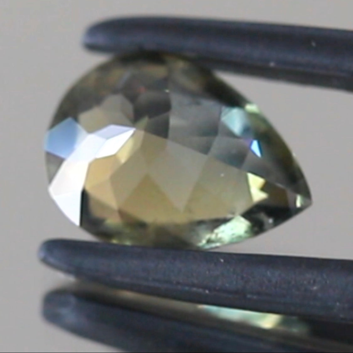 タンザニア産非加熱サファイア2.675ct💎“緑”特集第5弾は❗️ムーンストーンのシラーのように煌めきます✨ナントGemTreeAuction 1円スタート👍こちらは11月13日(金曜日)「22時00分終了」となります⏰