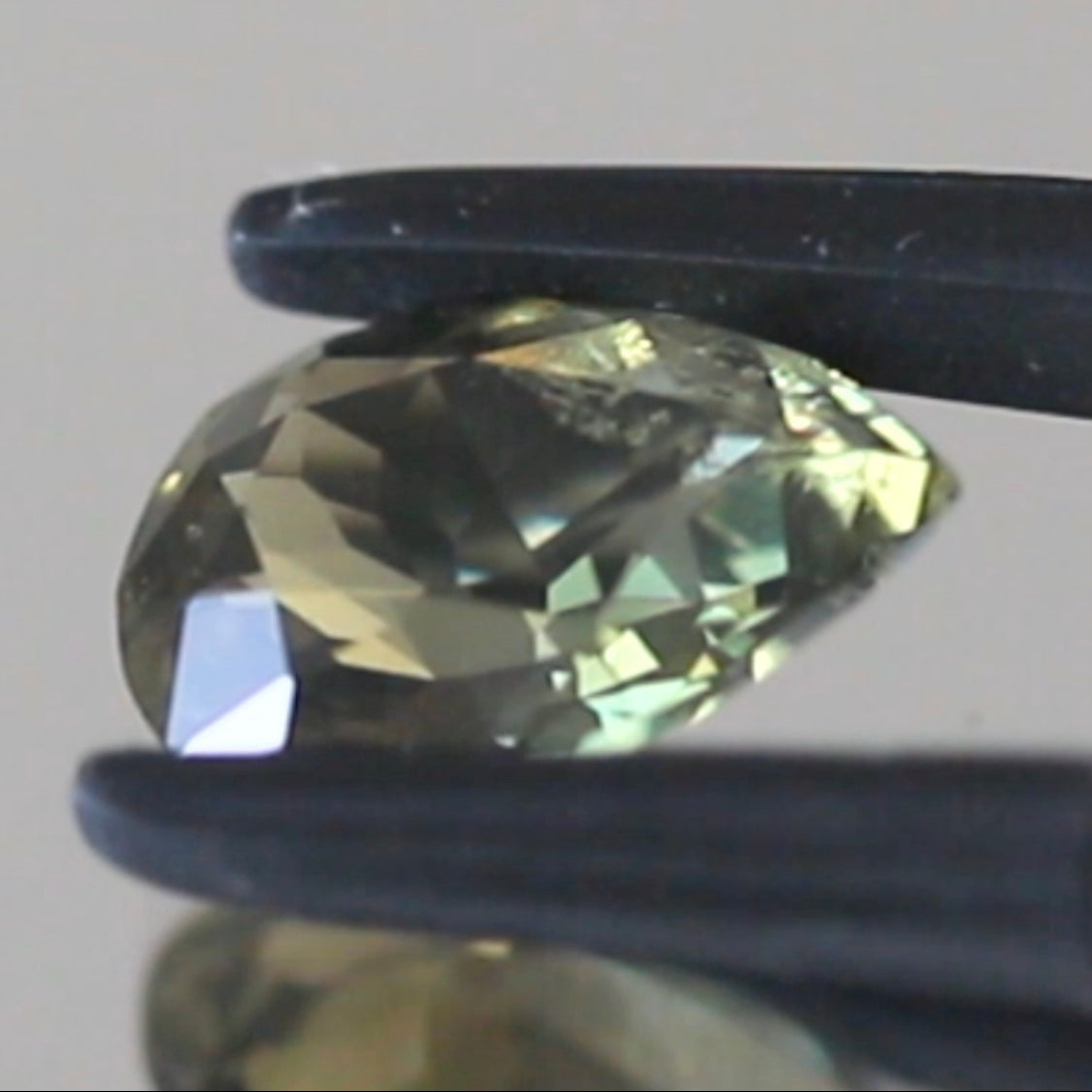 タンザニア産非加熱サファイア2.675ct💎“緑”特集第5弾は❗️ムーンストーンのシラーのように煌めきます✨ナントGemTreeAuction 1円スタート👍こちらは11月13日(金曜日)「22時00分終了」となります⏰