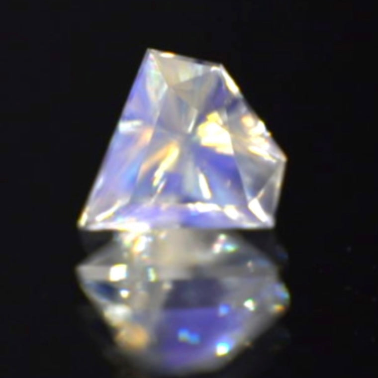 大人気の《宝石形》こちらは傑作カット💎レインボームーンストーン0.514ct✨ゲオちゃん作品