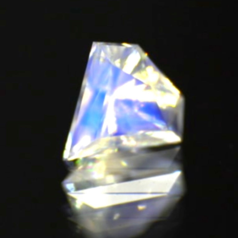 大人気の《宝石形》こちらは傑作カット💎レインボームーンストーン0.514ct✨ゲオちゃん作品