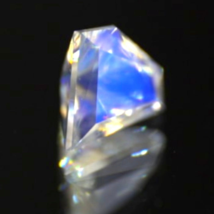 大人気の《宝石形》こちらは傑作カット💎レインボームーンストーン0.514ct✨ゲオちゃん作品