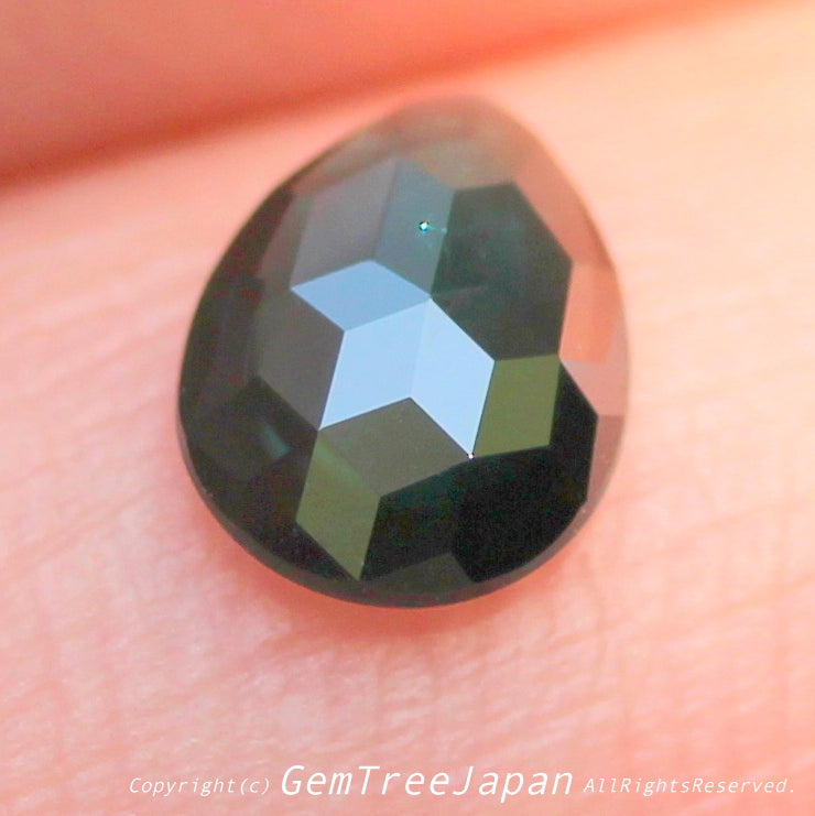【“みどりの日”特別オークションその1】傑作“キューブカット”が施された美色ブルーイッシュグリーン0.716ct✨ゲオ先生&吉村共同作品💎
