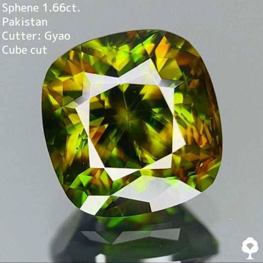 美しいグリーンの地色にゴールドが混ざり合う縁取りキューブクッション★スフェーン 1.66ct【Cube cut】