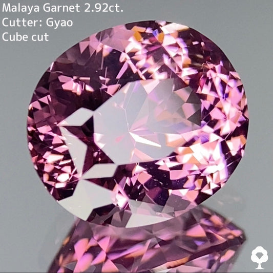優しく可愛いピンクの細やかで強い煌めきを放つ変則キューブカット★マラヤガーネット 2.923ct【Cube cut】