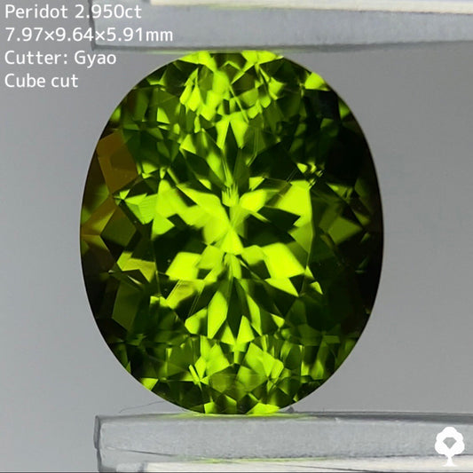 コクのある美色と鮮やかなテリのコントラストがたまらない★【Cube Cut】ペリドット 2.950ct