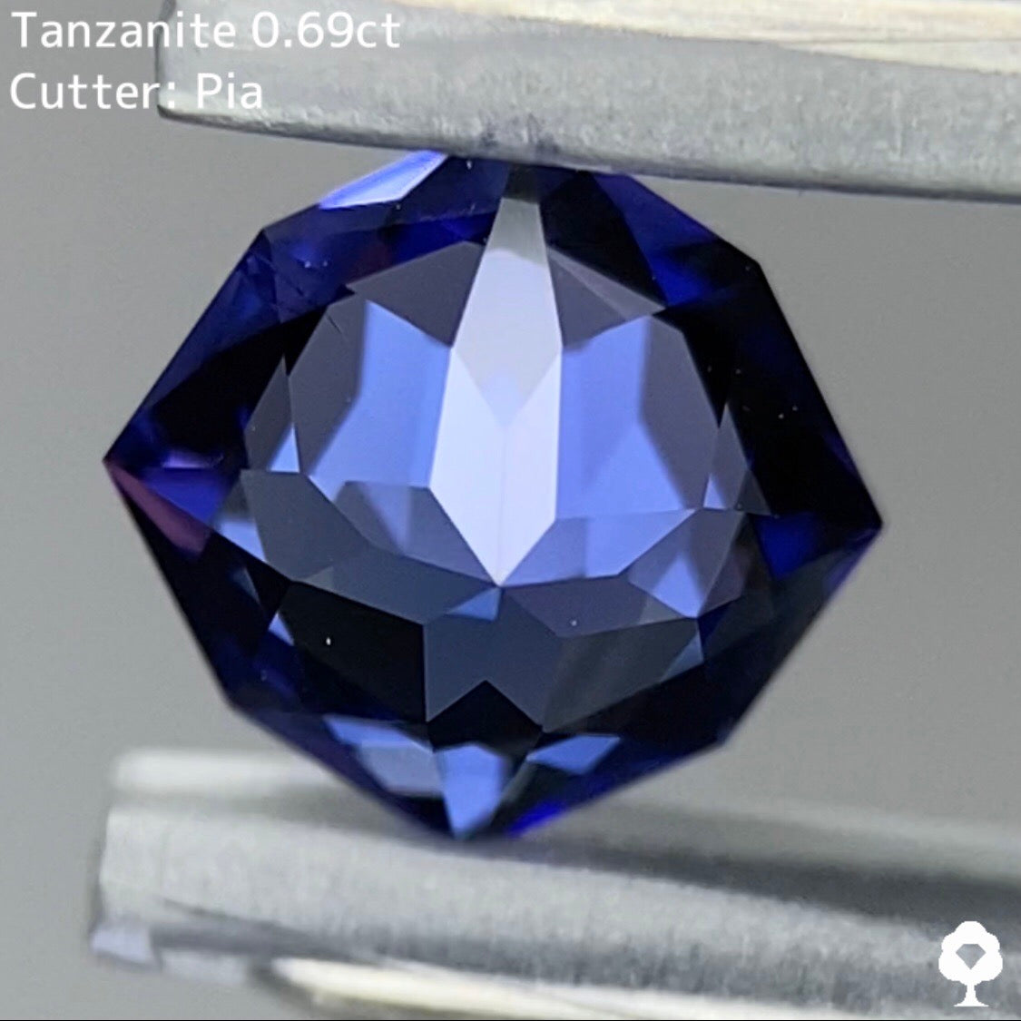花びら大きい花のようなシンプルなカットから煌めく美色★タンザナイト 0.69ct