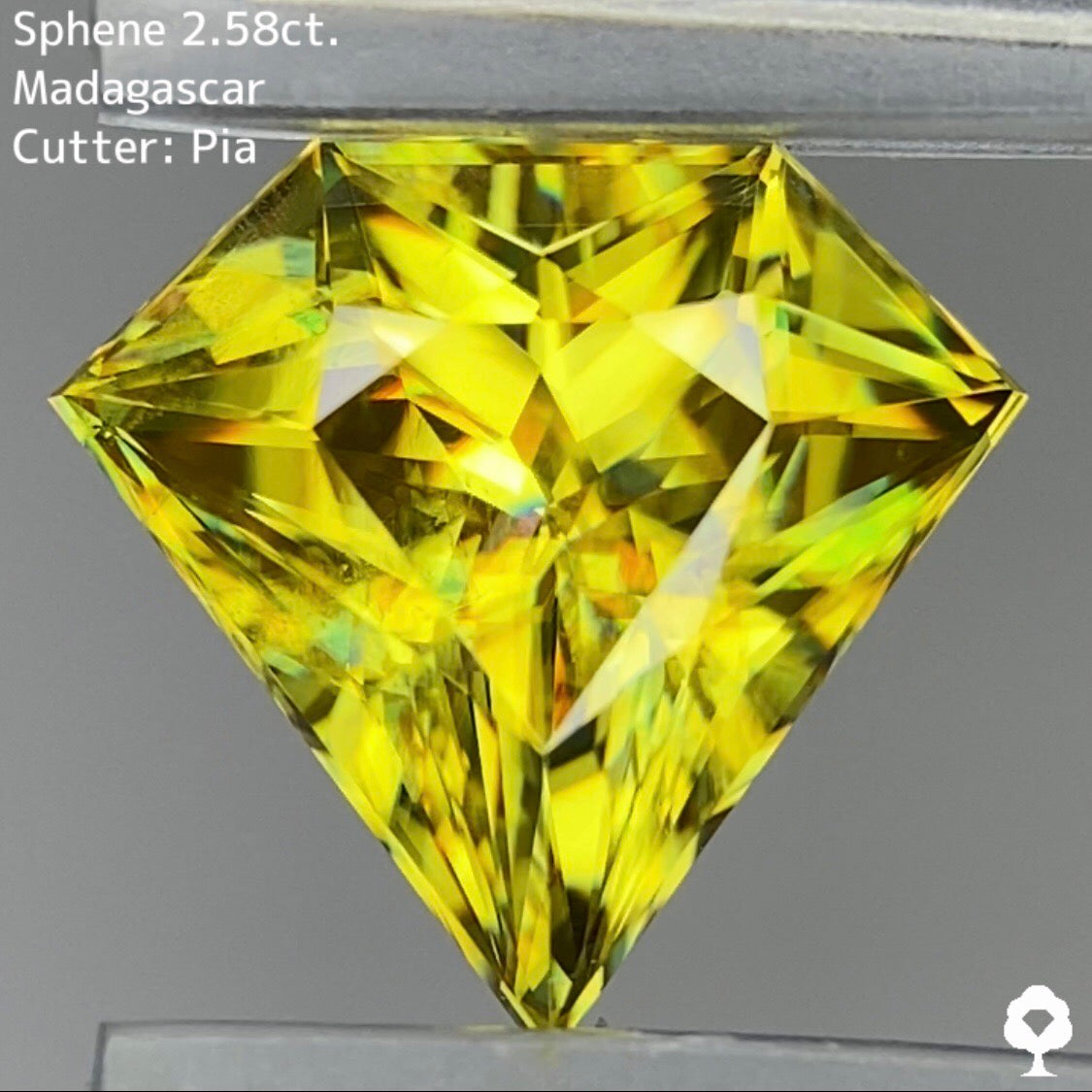 目の覚めるイエローゴールドの宝石形は輝きも華やか★スフェーン 2.579ct
