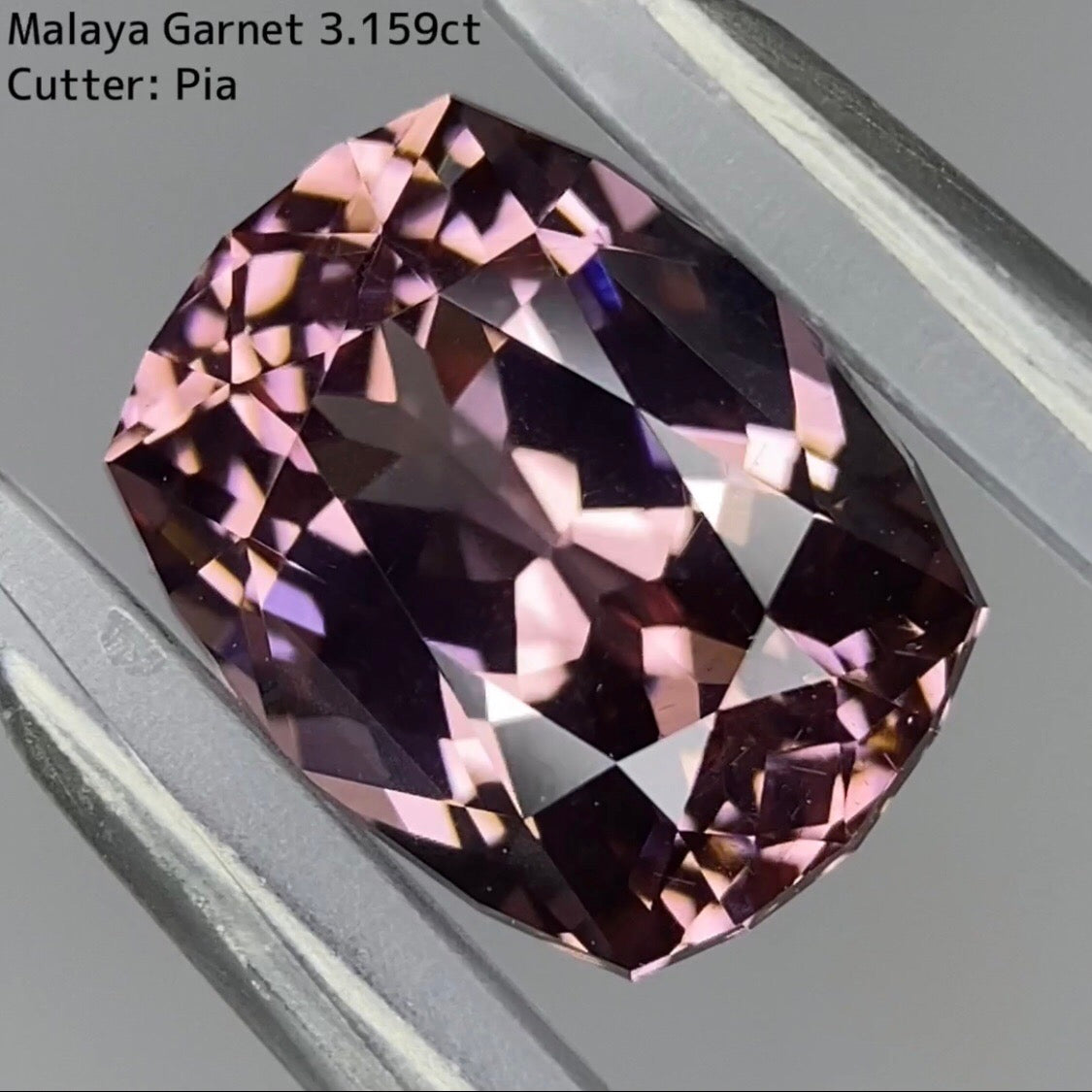 優しく複雑なベージュピンクは時間を忘れる色と輝き★マラヤガーネット 3.159ct