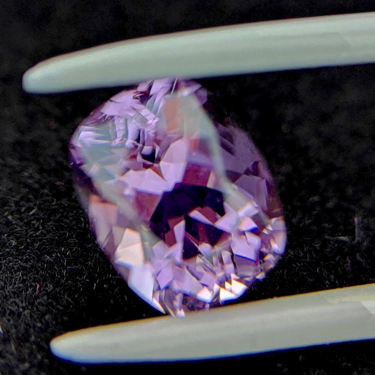 カラーシフトまでしちゃう✨💎🔦ラベンダー色のアメジストカラー💕大粒スピネル2.041ct キューブカット ゲオちゃん作品