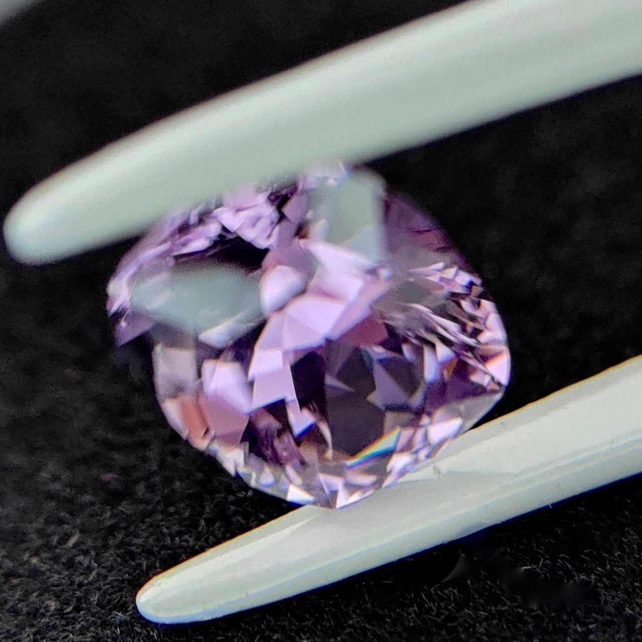 カラーシフトまでしちゃう✨💎🔦ラベンダー色のアメジストカラー💕大粒スピネル2.041ct キューブカット ゲオちゃん作品
