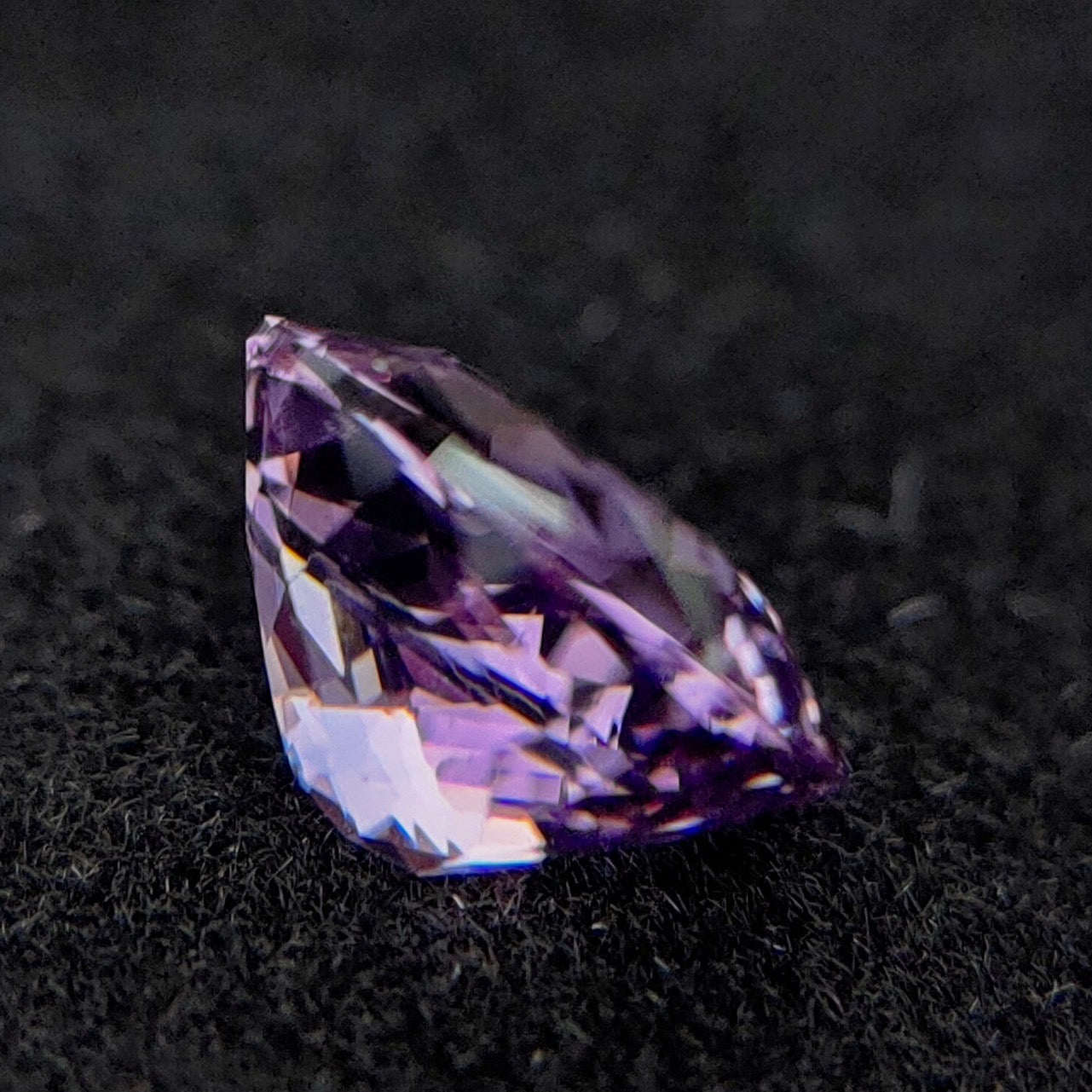 カラーシフトまでしちゃう✨💎🔦ラベンダー色のアメジストカラー💕大粒スピネル2.041ct キューブカット ゲオちゃん作品