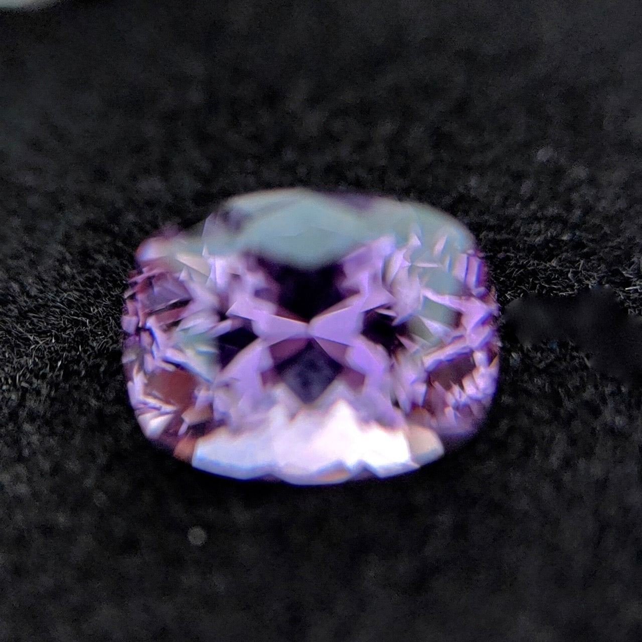 カラーシフトまでしちゃう✨💎🔦ラベンダー色のアメジストカラー💕大粒スピネル2.041ct キューブカット ゲオちゃん作品