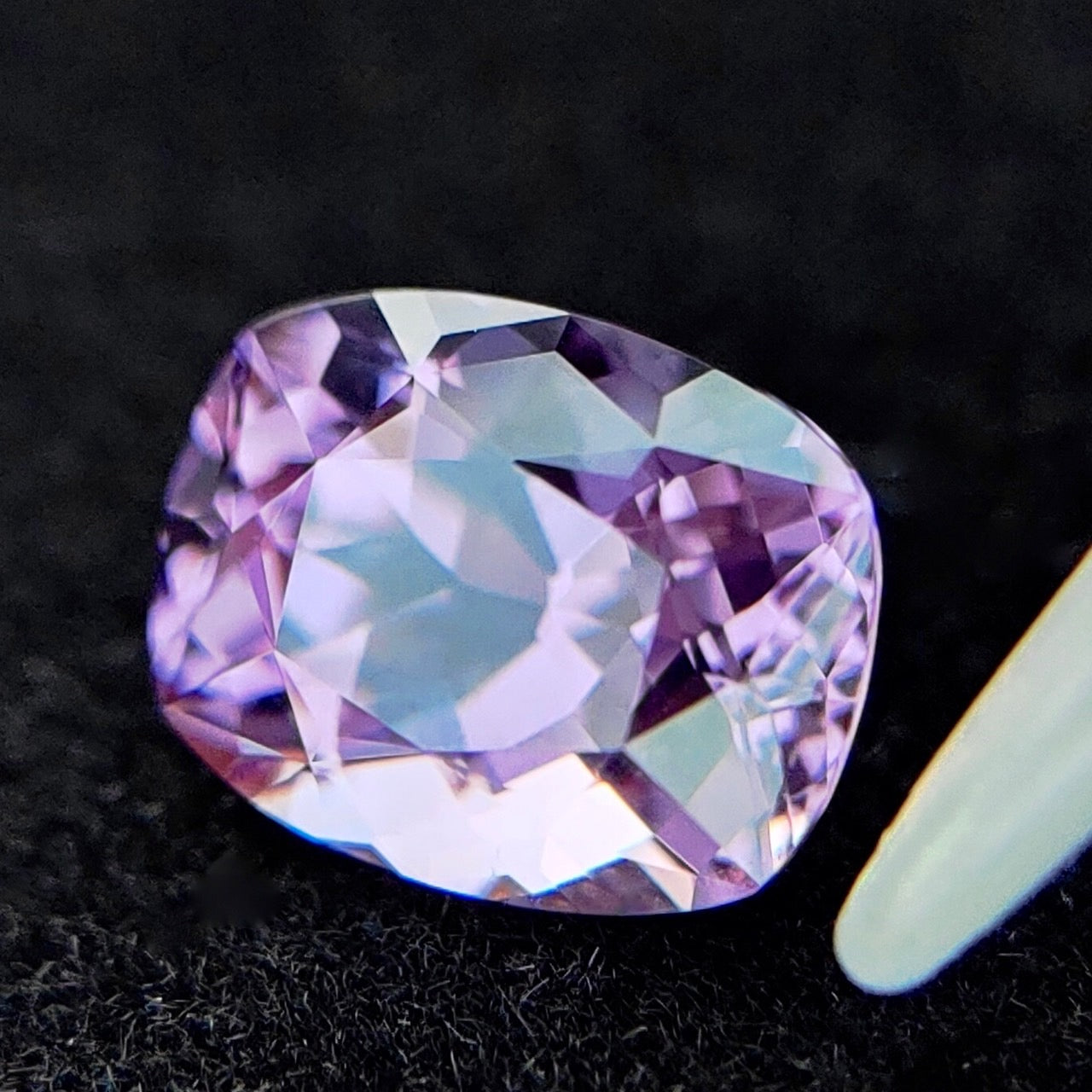 カラーシフトまでしちゃう✨💎🔦ラベンダー色のアメジストカラー💕大粒スピネル2.041ct キューブカット ゲオちゃん作品