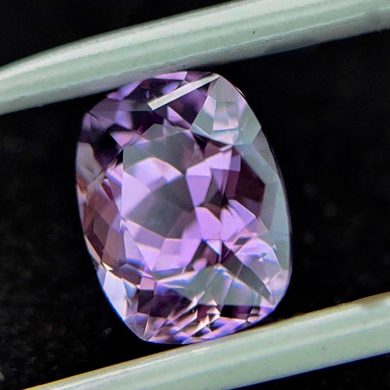 カラーシフトまでしちゃう✨💎🔦ラベンダー色のアメジストカラー💕大粒スピネル2.041ct キューブカット ゲオちゃん作品