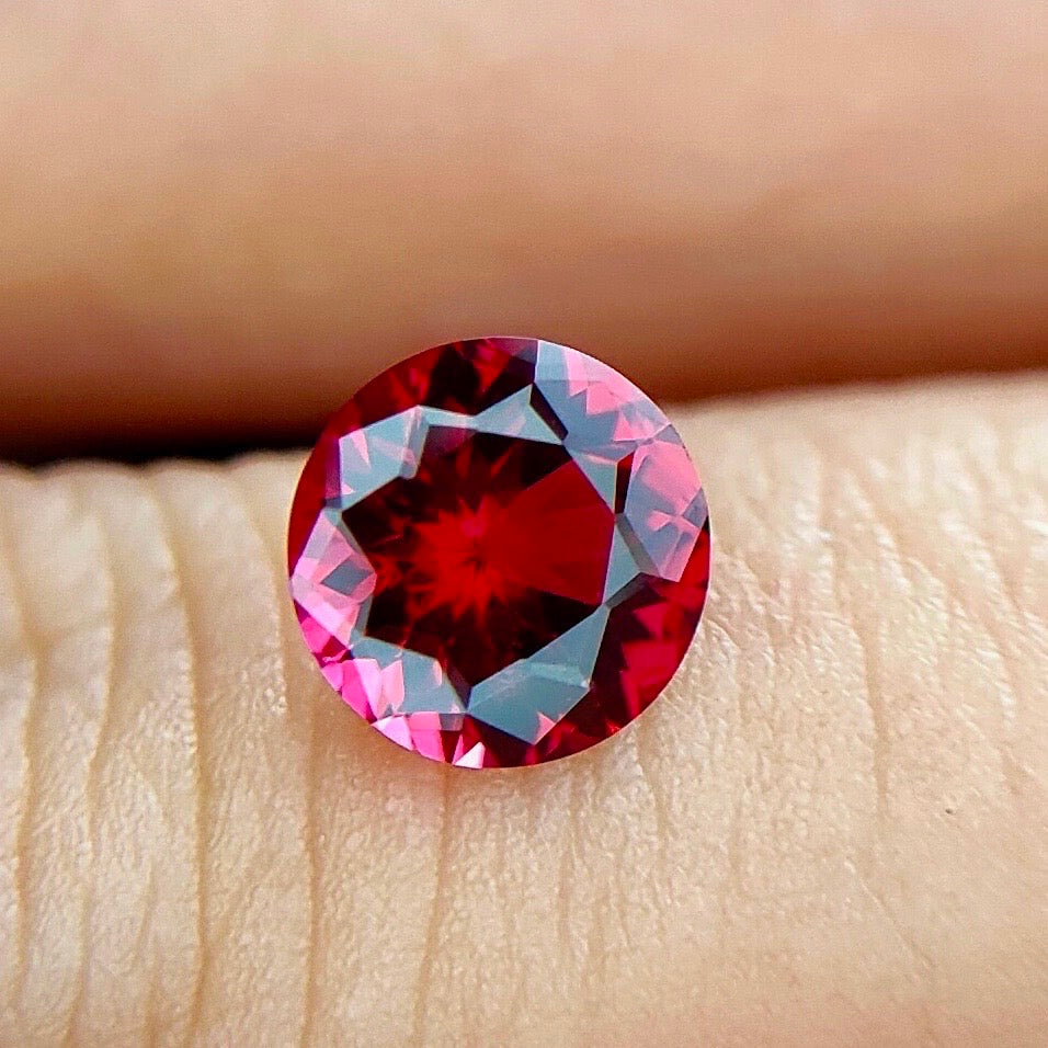 ピンク寄りレッドの強い彩度とテリの縁取りキューブカット★レッドスピネル 0.665ct【Cube cut】