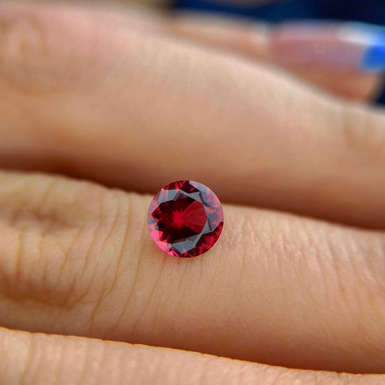 ピンク寄りレッドの強い彩度とテリの縁取りキューブカット★レッドスピネル 0.665ct【Cube cut】