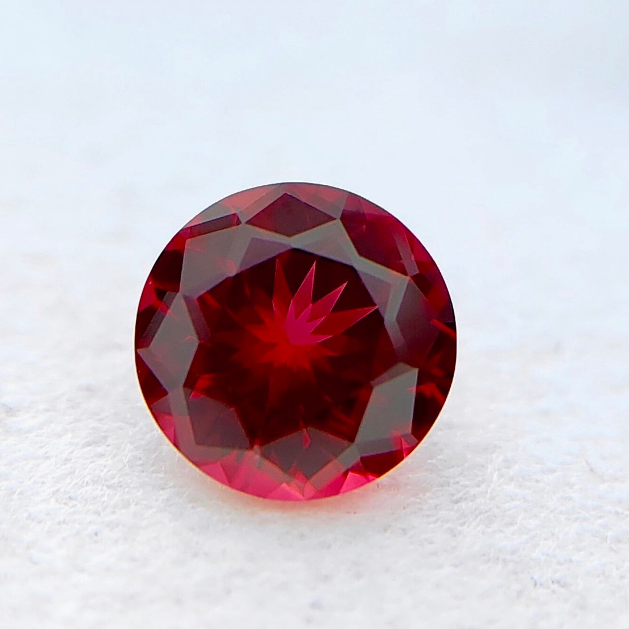 ピンク寄りレッドの強い彩度とテリの縁取りキューブカット★レッドスピネル 0.665ct【Cube cut】