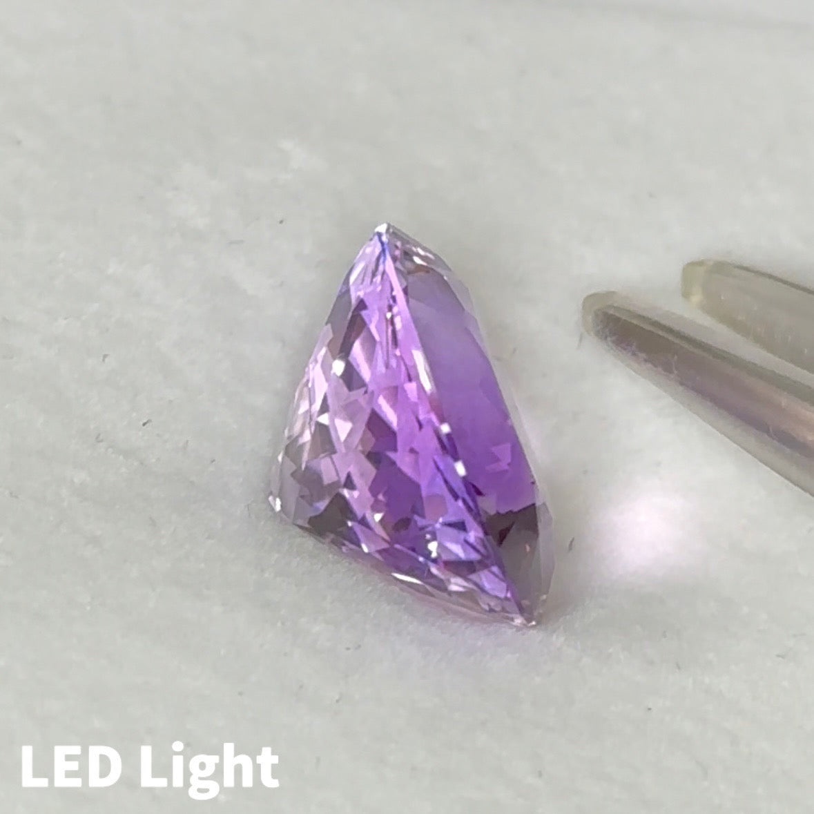 新春初売り特価❗️花のような可憐さ。アメジスト 9.84ct キューブカット