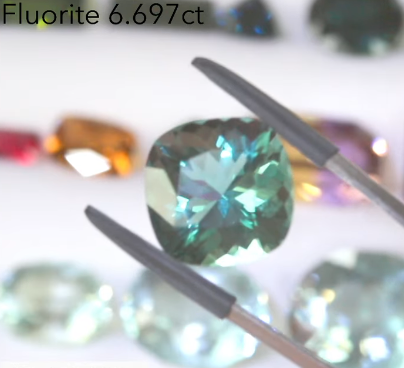 アディダス名作の孔雀のようなフローライト  6.69ct アディダス作品✨