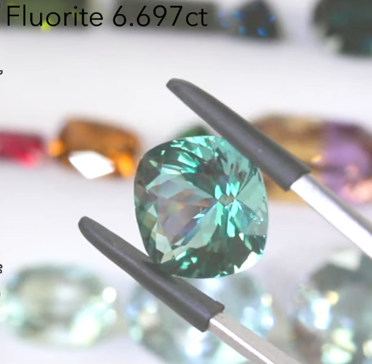 アディダス名作の孔雀のようなフローライト  6.69ct アディダス作品✨