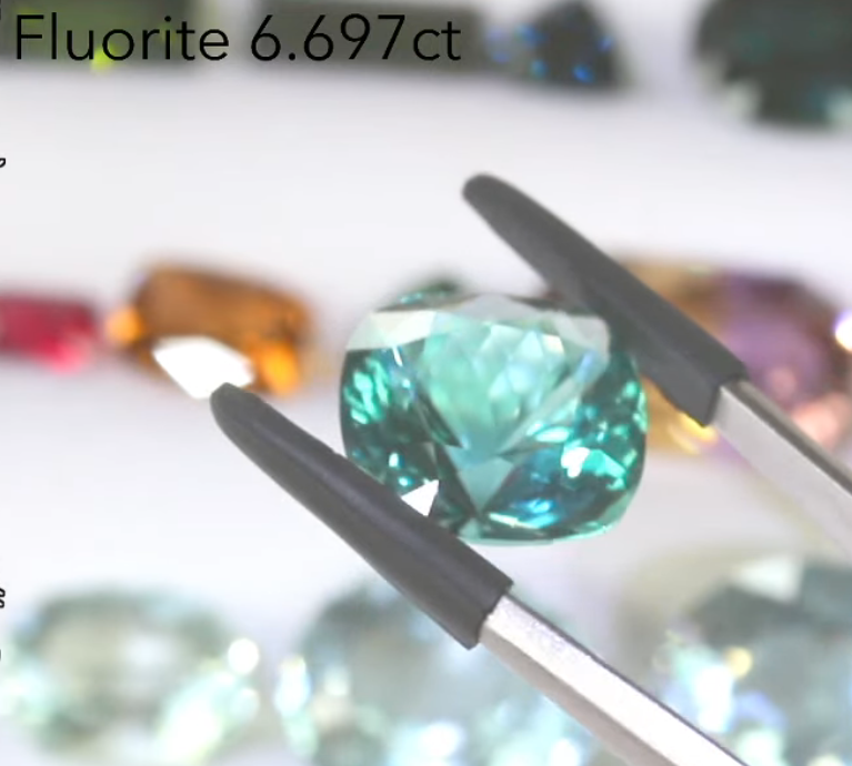 アディダス名作の孔雀のようなフローライト  6.69ct アディダス作品✨