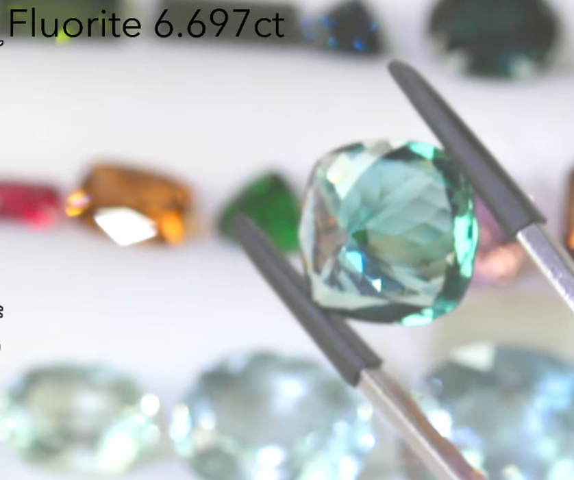 アディダス名作の孔雀のようなフローライト  6.69ct アディダス作品✨