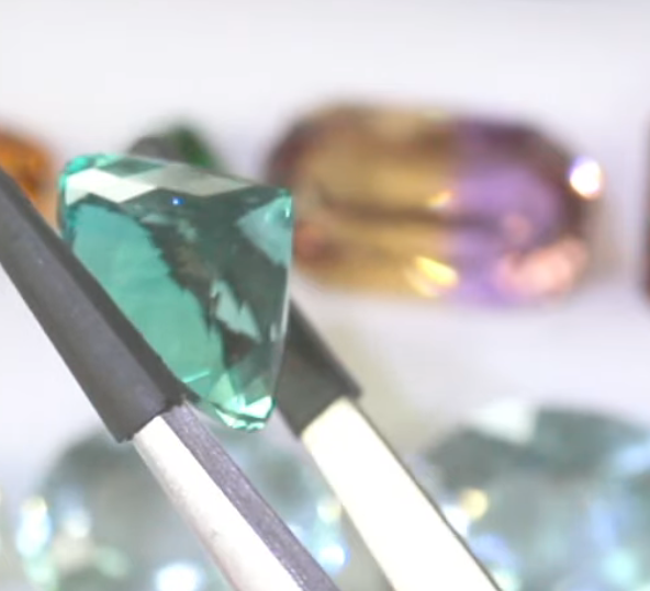 アディダス名作の孔雀のようなフローライト  6.69ct アディダス作品✨