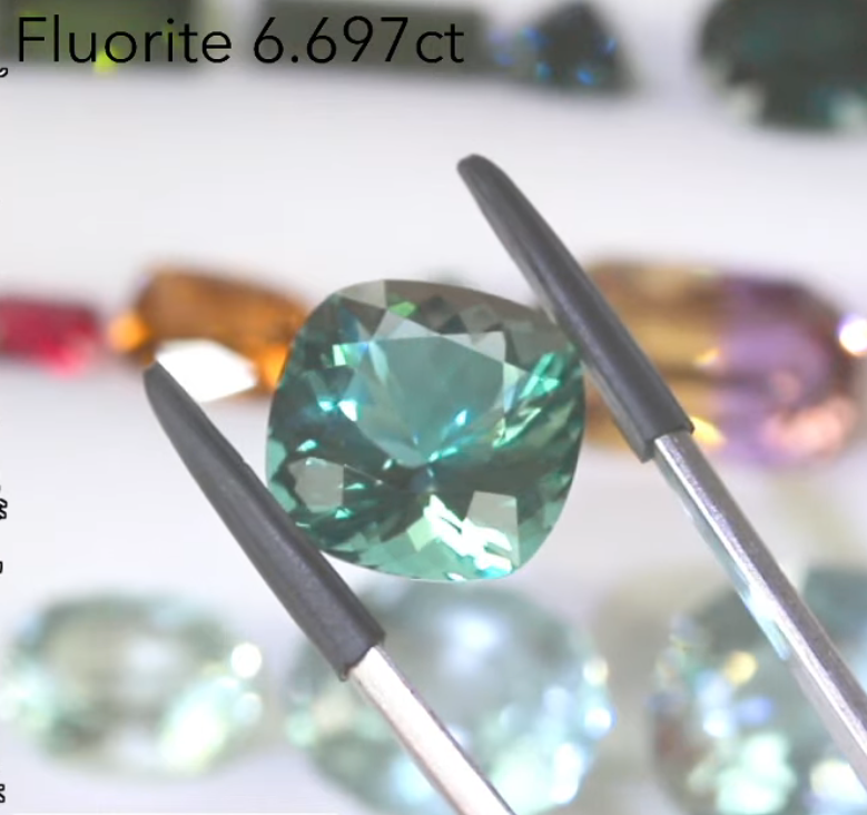 アディダス名作の孔雀のようなフローライト  6.69ct アディダス作品✨