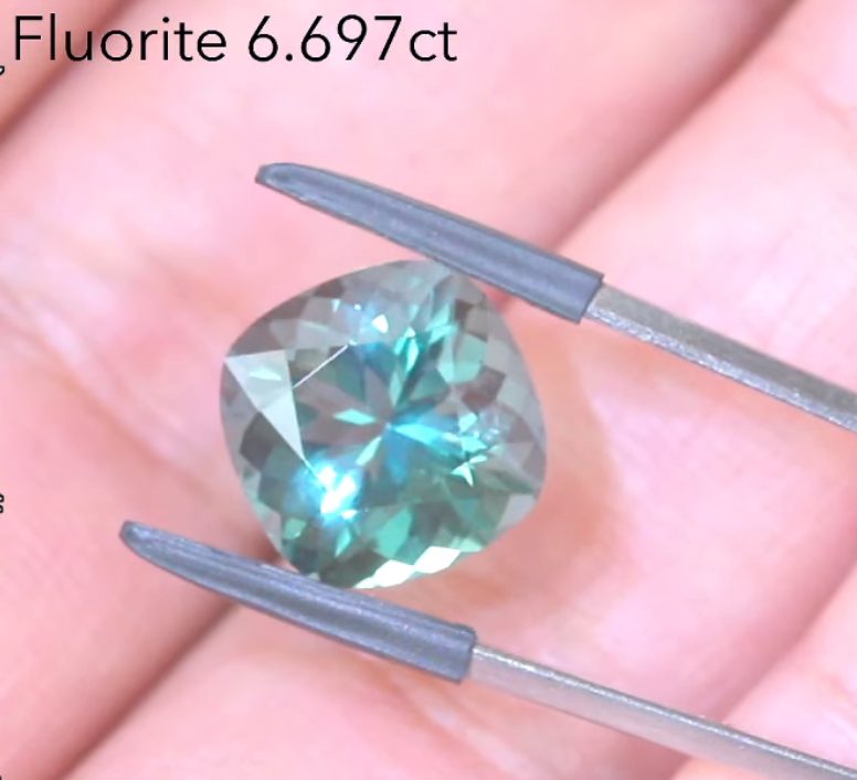 アディダス名作の孔雀のようなフローライト  6.69ct アディダス作品✨