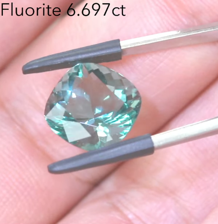 アディダス名作の孔雀のようなフローライト  6.69ct アディダス作品✨